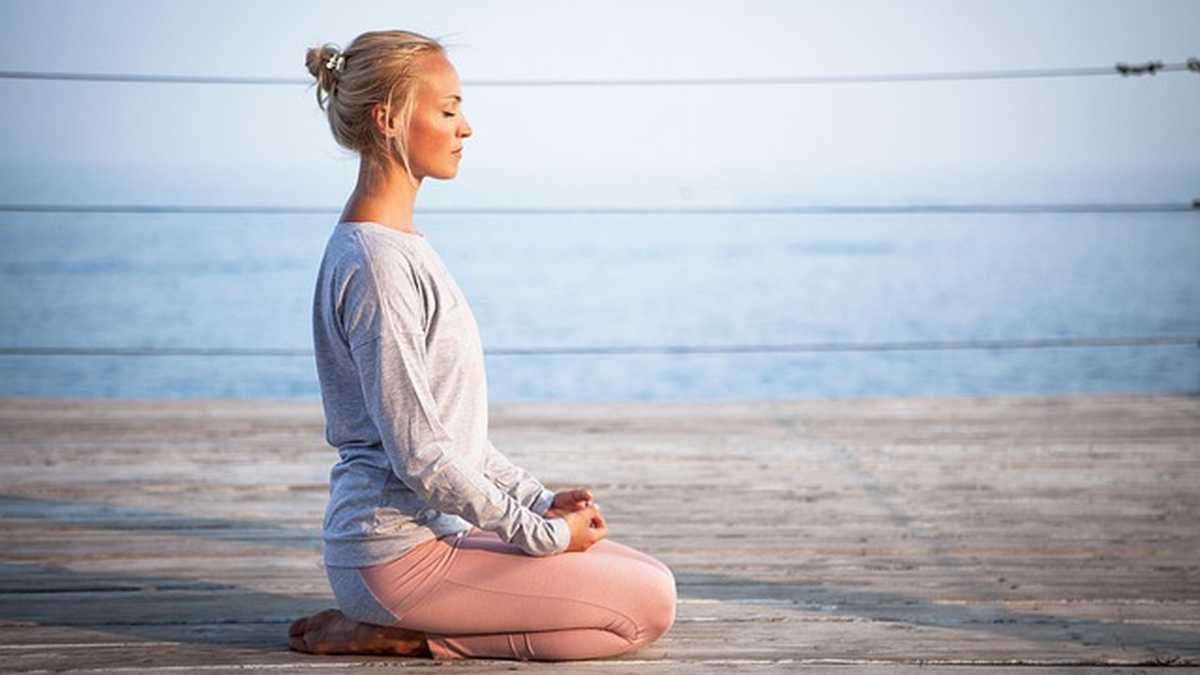 Entspannung Frau im Yoga-Sitz
